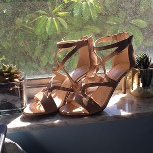 Nude fashionable heels, great for any event.